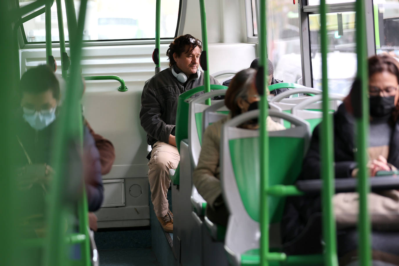 El primer día sin mascarillas en el transporte público de Córdoba, en imágenes