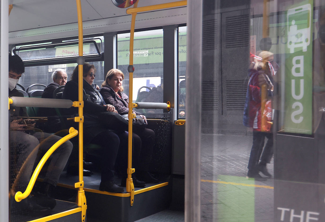 El primer día sin mascarillas en el transporte público de Córdoba, en imágenes