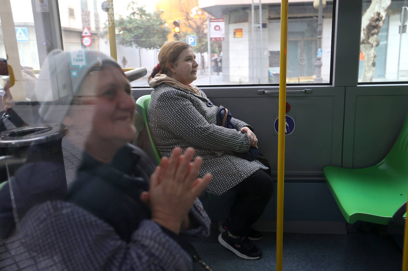 El primer día sin mascarillas en el transporte público de Córdoba, en imágenes