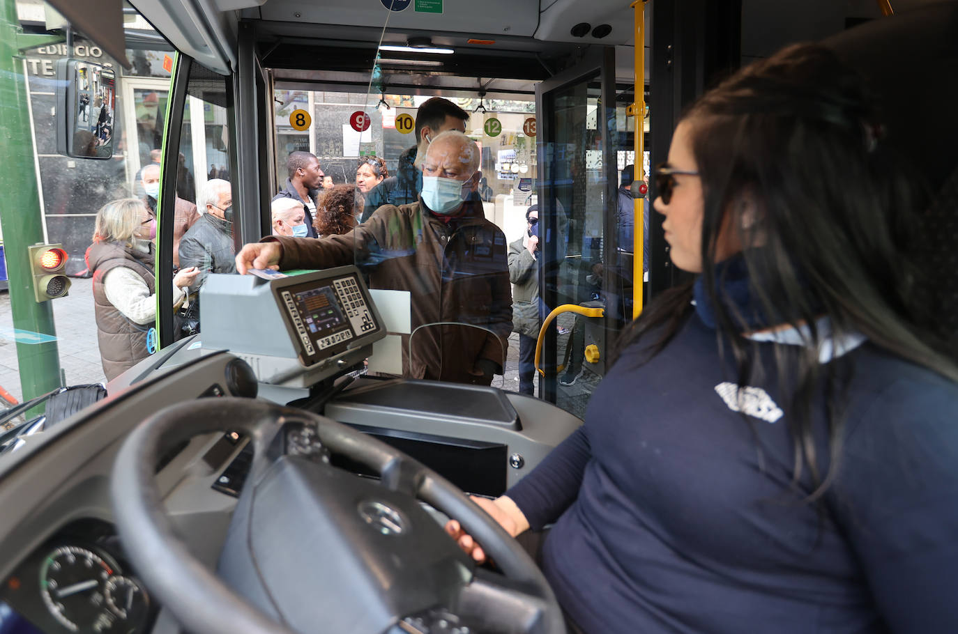 El primer día sin mascarillas en el transporte público de Córdoba, en imágenes