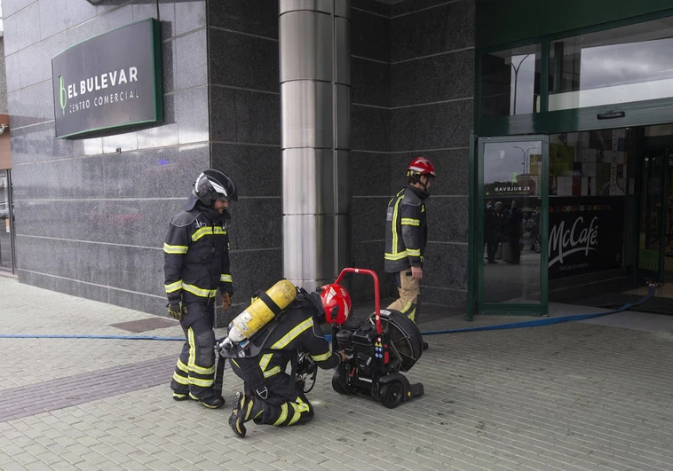 Evacuadas unas 500 personas de un centro comercial  en Ávila tras el incendio de la cocina de un restaurante