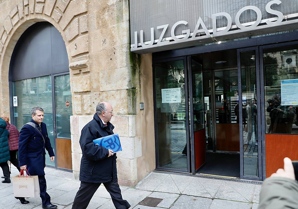Llegada de los servicios jurídicos del PP a su llegada a los juzgados de Salamanca, en una imagen de archivo