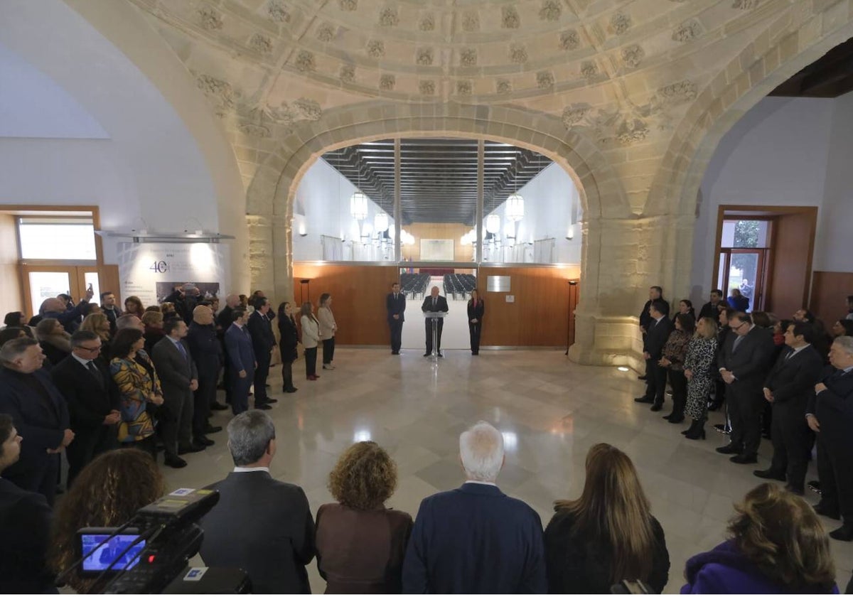 Imagen de la rotulación de la sala Alberto Jiménez-Becerril en el Parlamento