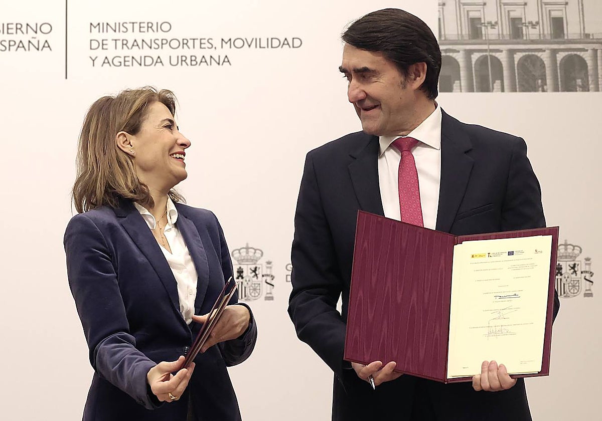 El consejero de Medio Ambiente, Vivienda y Ordenación del Territorio, Juan Carlos Suárez-Quiñones, firma con la ministra de Transportes, Movilidad y Agenda Urbana, Raquel Sánchez, varios acuerdos para la promoción de viviendas de protección pública