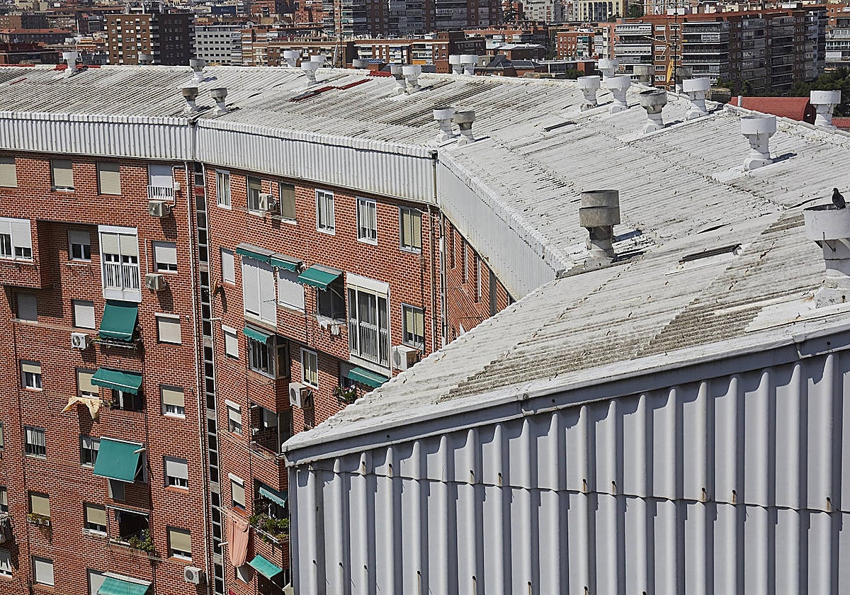 Colonia de bloques construidos en Madrid a principios de los 80 con las cubiertas de uralita y alto contenido en amianto