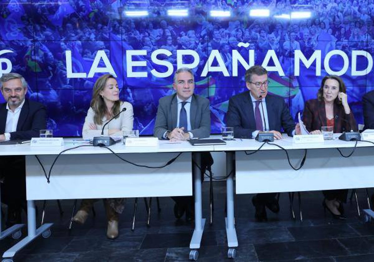 Carmen Navarro, a la izquierda,en una reunión de la cúpula del PP