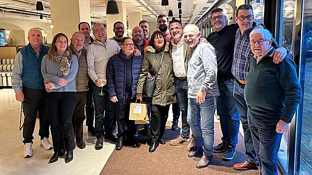 La homenajeada, María Amor, junto al concejal y miembros de los asociaciones Abreca y Aico.