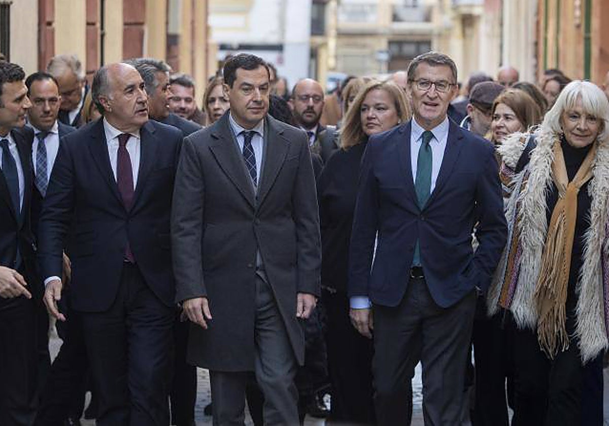 Juanma Moreno con Alberto Núñez Feijóo a finales de enero en Cádiz en la presentación del candidato a la Alcaldía
