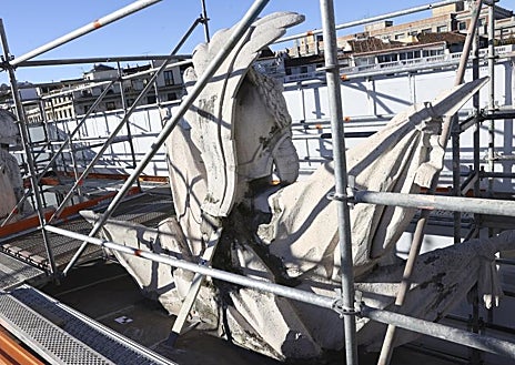 Imagen secundaria 1 - La Puerta de Alcalá entra en quirófano: un año para devolverle el esplendor de Carlos III