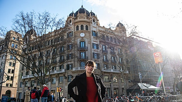Mar Padilla frente a la antigua sede del Central, tras la entrevista con ABC
