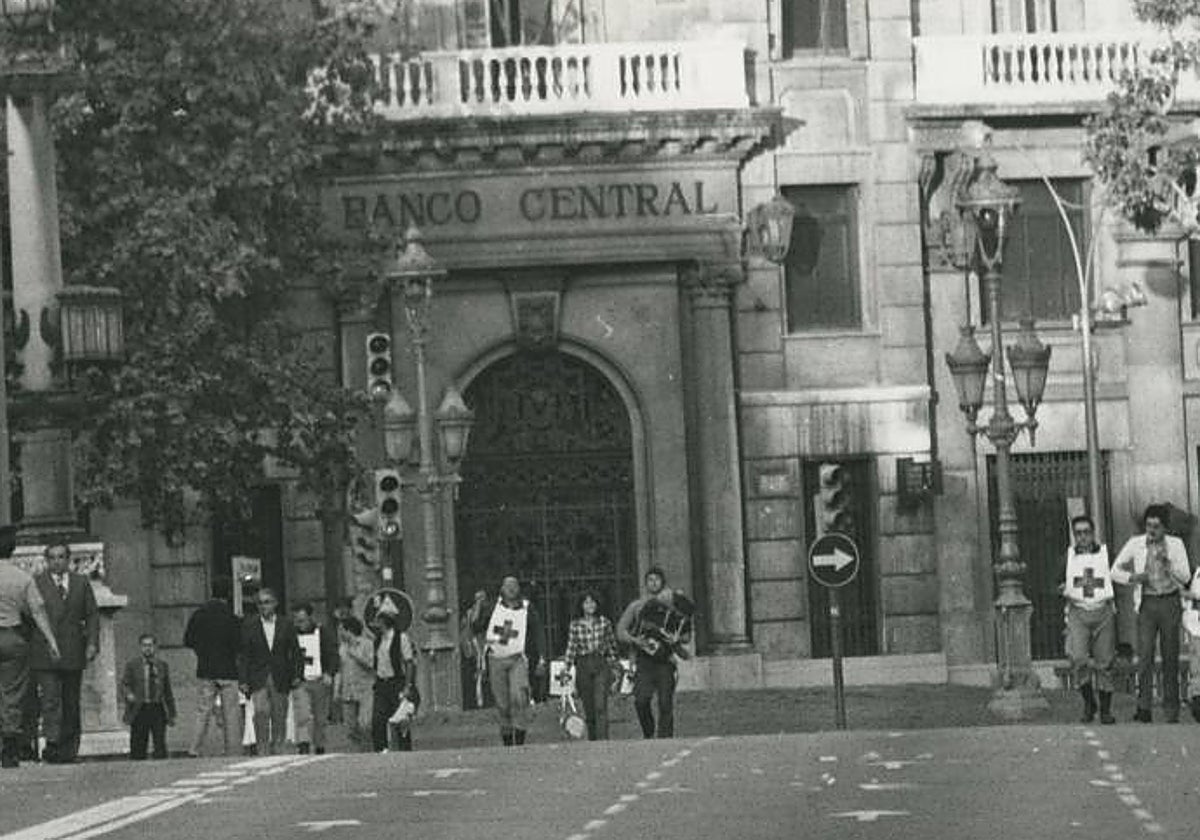 Personal de Cruz Roja ante el Banco Central durante el secuestro de 1981