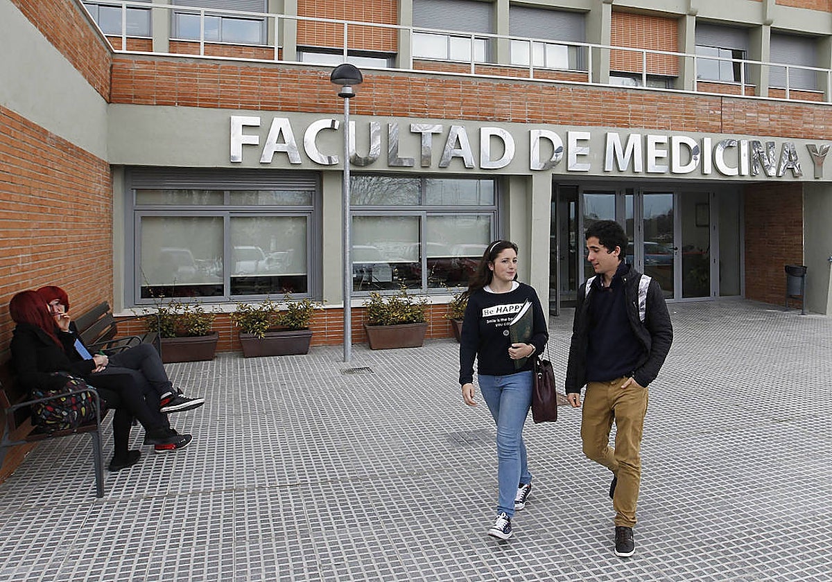 Alumnos en la puerta de la facultad de Medicina de la Universidad de Córdoba