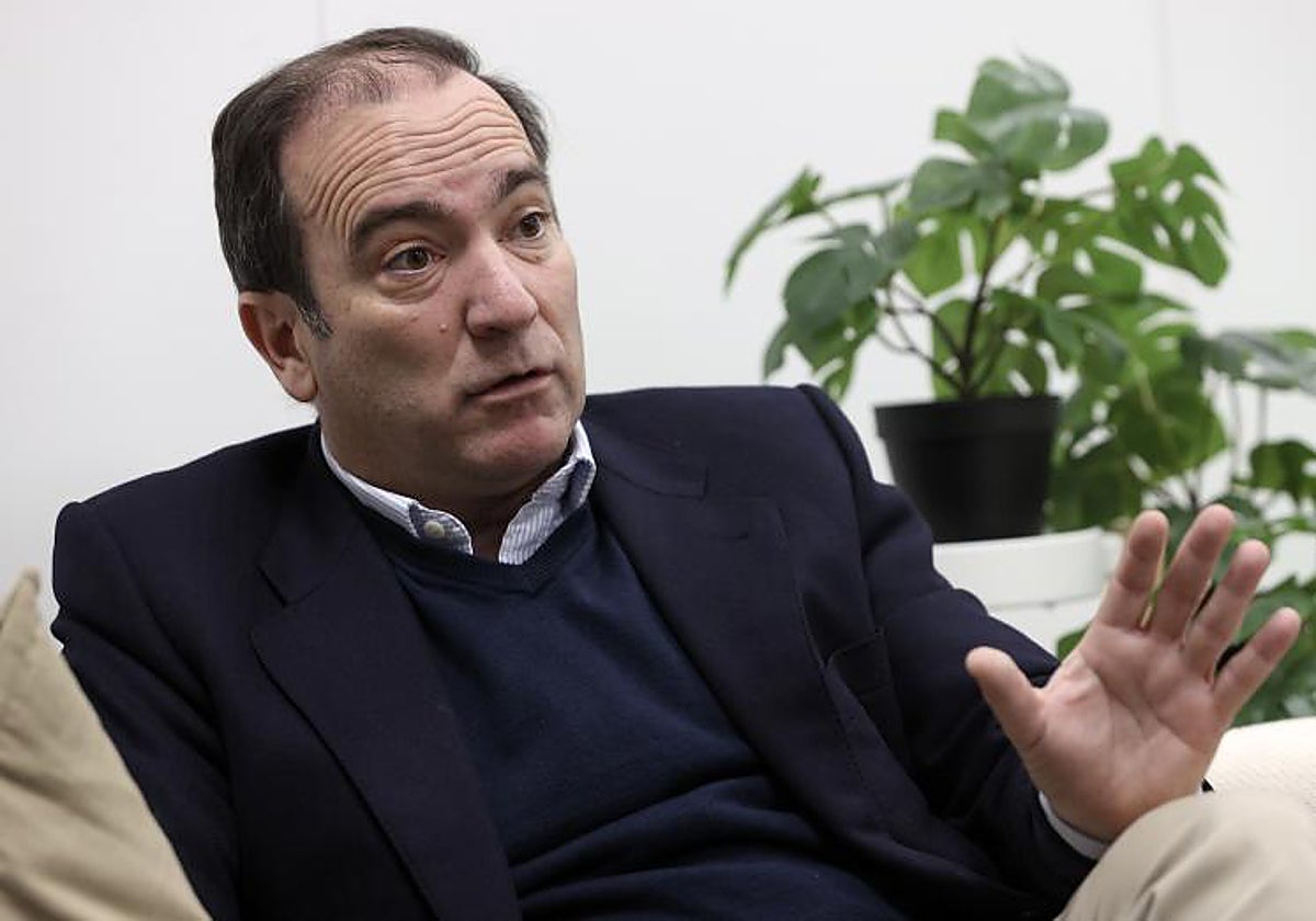 El delegado de Medio Ambiente y Movilidad, Borja Carabante, en un momento de la entrevista