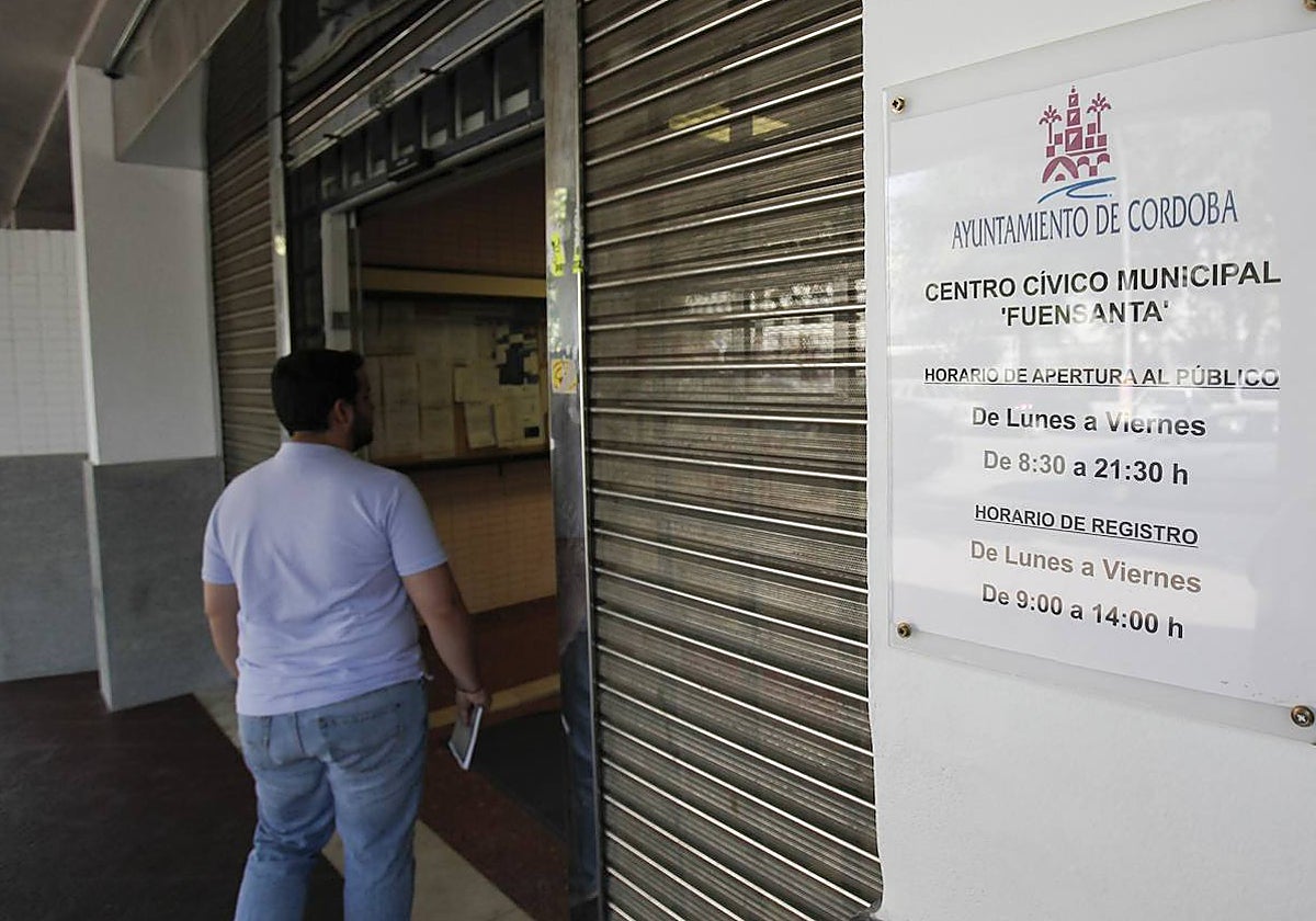 Acceso al centro cívico de la Fuensanta, uno de los que recibieron obras sin hacer de la trama