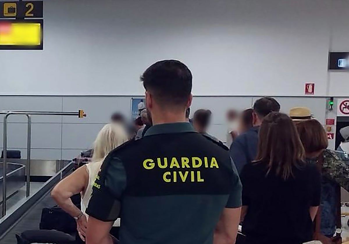 Los agentes detuvieron a la mujer en el aeropuerto de Almería.