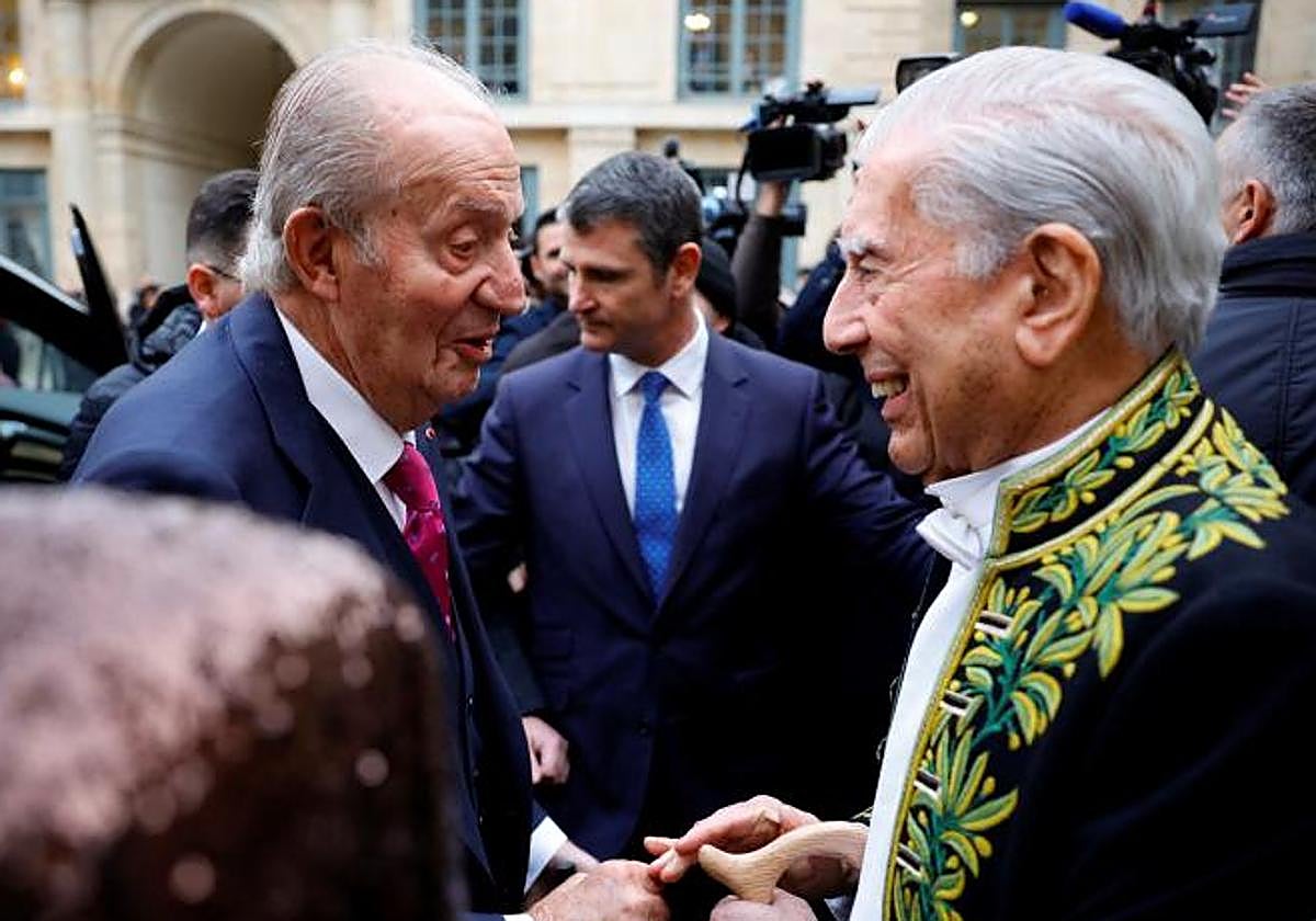 Don Juan Carlos junto a Mario Vargas Llosa este jueves