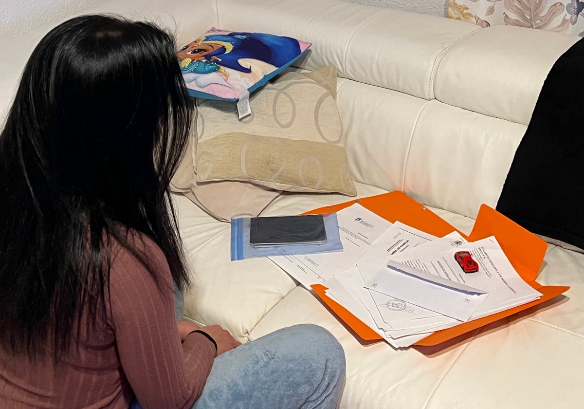 Margarita delante de la documentación de su caso en Marbella