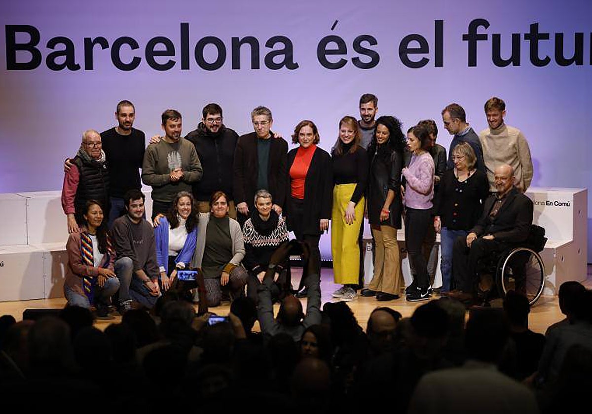 Colau, este sábado con su equipo durante el acto de BComú