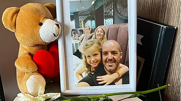 Imagen de Emma con sus padres.