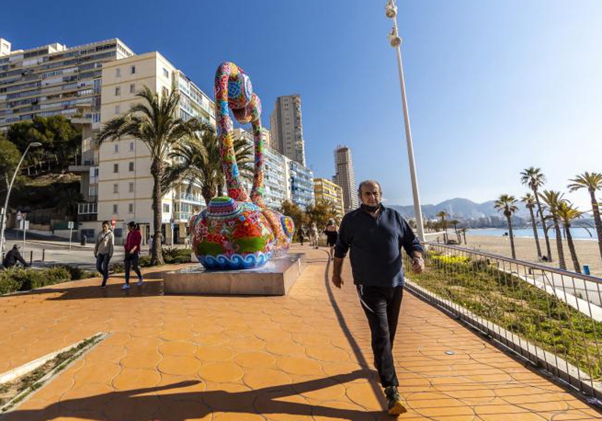 Paseantes por la Playa de Poniente en Benidorm.
