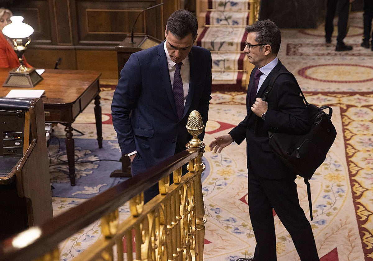 Sánchez, con el ministro Bolaños en el Congreso