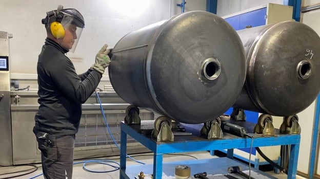 Un empleado de Talleres Corral, trabajando en sus instalaciones de Villarrubia