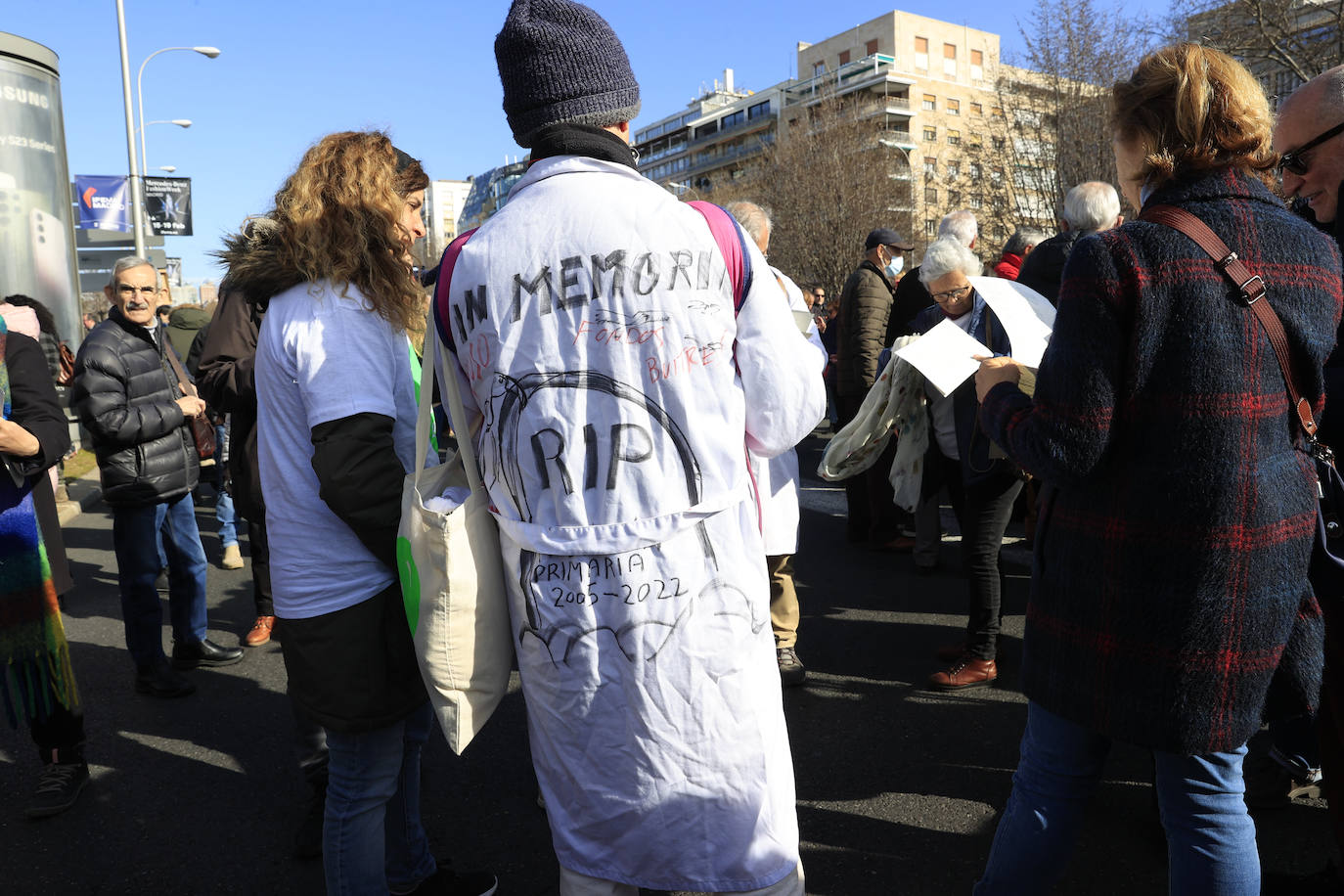 Además de los ciudadanos que han acudido a la protesta, en Cibeles se han personado representantes políticos, sindicales y de entidades sanitarias, además de los profesionales que han decidido sumarse