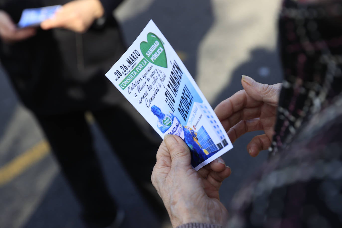 Además de los ciudadanos que han acudido a la protesta, en Cibeles se han personado representantes políticos, sindicales y de entidades sanitarias, además de los profesionales que han decidido sumarse