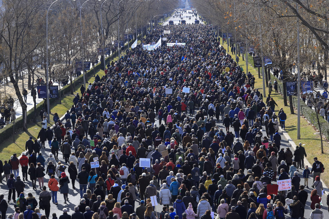 Las imágenes de la manifestación por la sanidad: cuatro columnas al encuentro en Cibeles