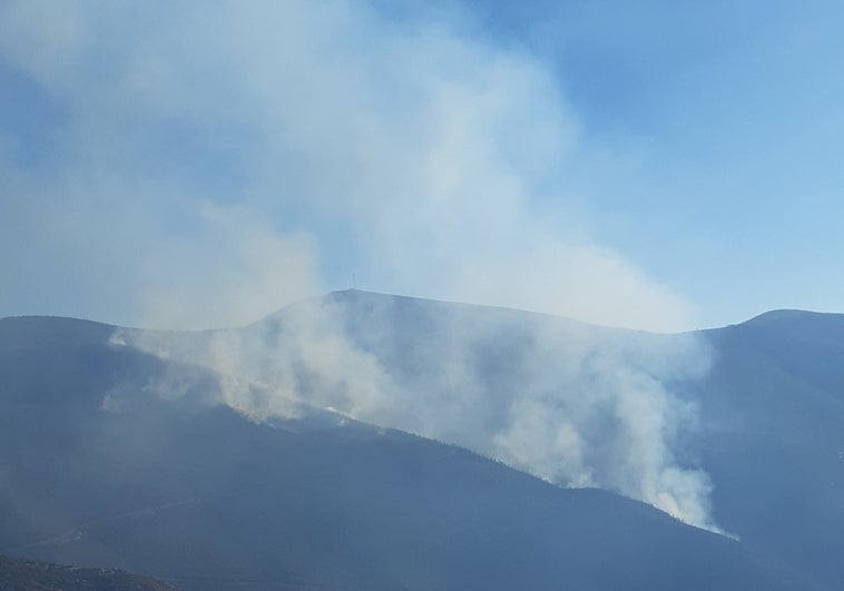 Medios aéreos y terrestres trabajan en la extinción de un incendio en Villarrubín en El Bierzo