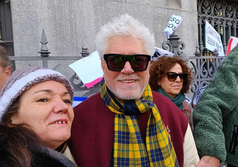 Pedro Almodóvar, protagonista en la manifestación por la sanidad pública en Madrid