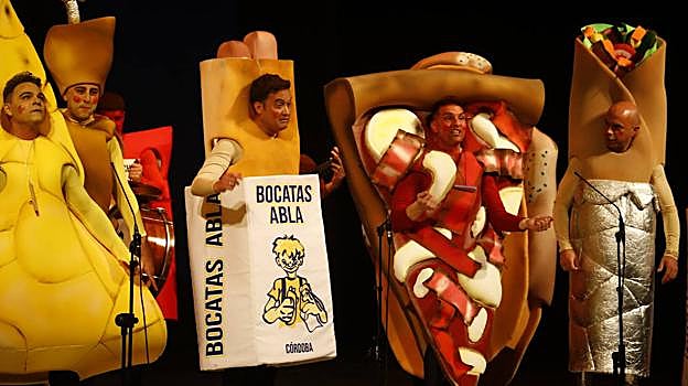 Un momento de la actuación durante la final de la chirigora 'Los sinceros de Córdoba'