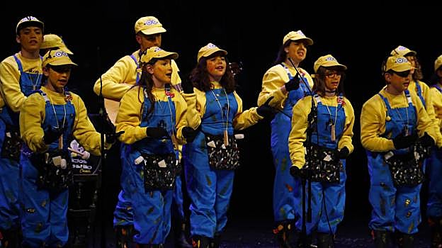 'Los Minions' (agrupación infantil), durante su actuación en la final del Carnaval