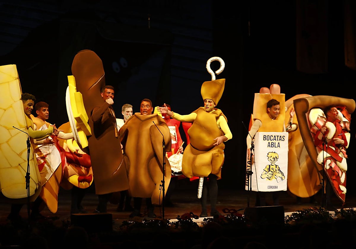 Un momento de la actuación durante la final de la chirigota 'Los sinceros de Córdoba'