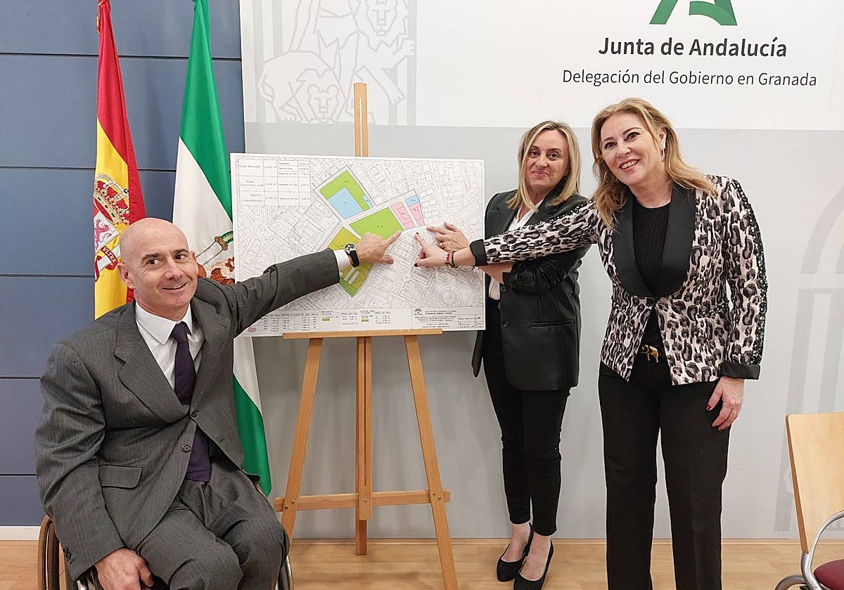 La consejera de Hacienda, Carolina España, junto a la de Fomento, Marifrán Carazo, y el consejero delegado de Metrovacesa, José Pérez Delgado, en la firma de un acuerdo urbanístico en Granada