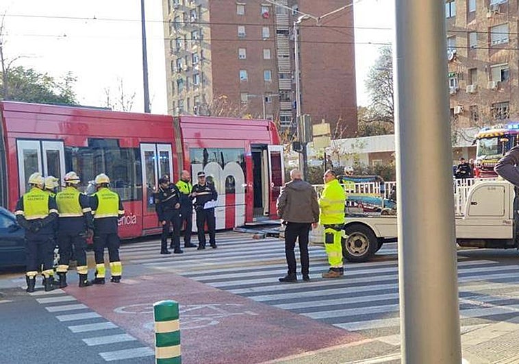 Un accidente entre  un coche y un tranvía del Metro de Valencia  provoca dos heridos