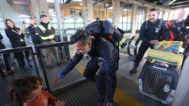 Antonio Caballero abraza a su hijo al llegar a la estación