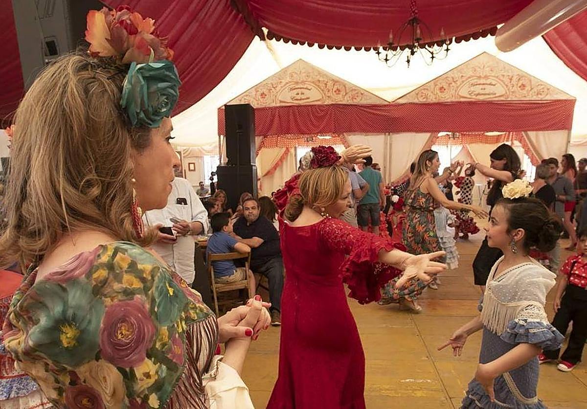 Ambiente en una caseta de la Feria de Córdoba 2022