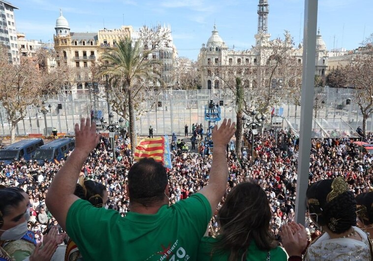 Fallas 2023 en Valencia: cómo inscribirse en el sorteo para ver una mascletà en el balcón municipal
