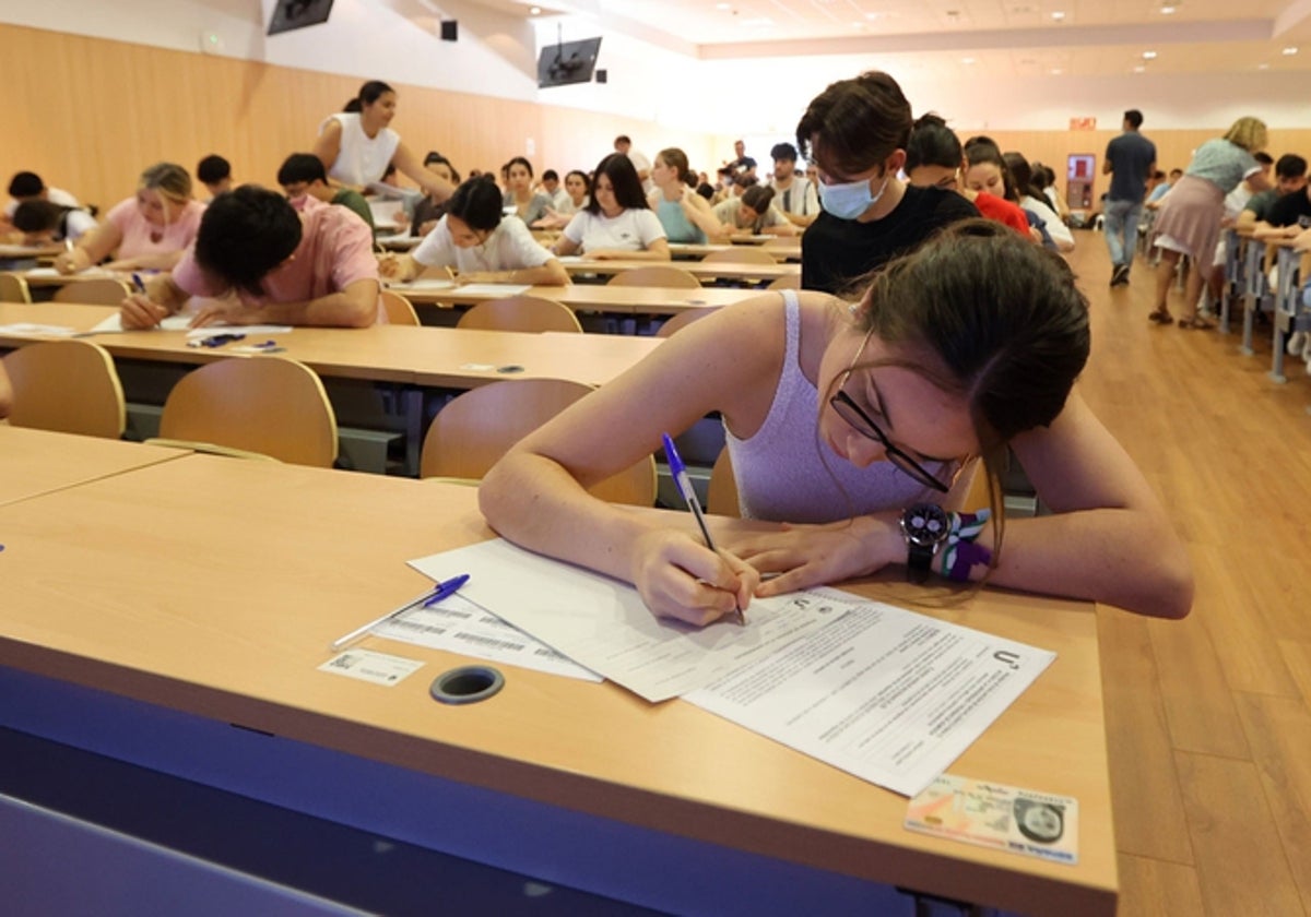 Alumnos durante un examen de Selectividad