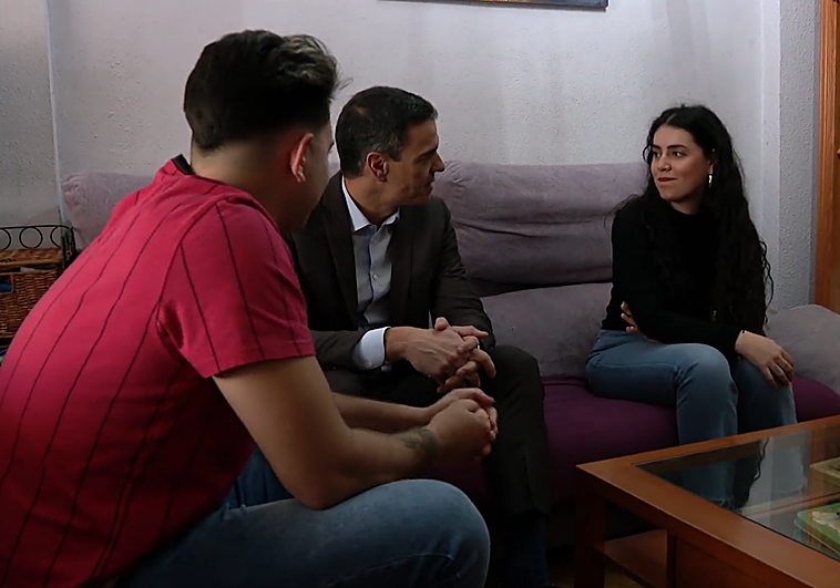 El café 'fake' de Pedro Sánchez con un joven 'anónimo' que cobra el salario mínimo: es hermano de un cargo del PSOE y La Moncloa