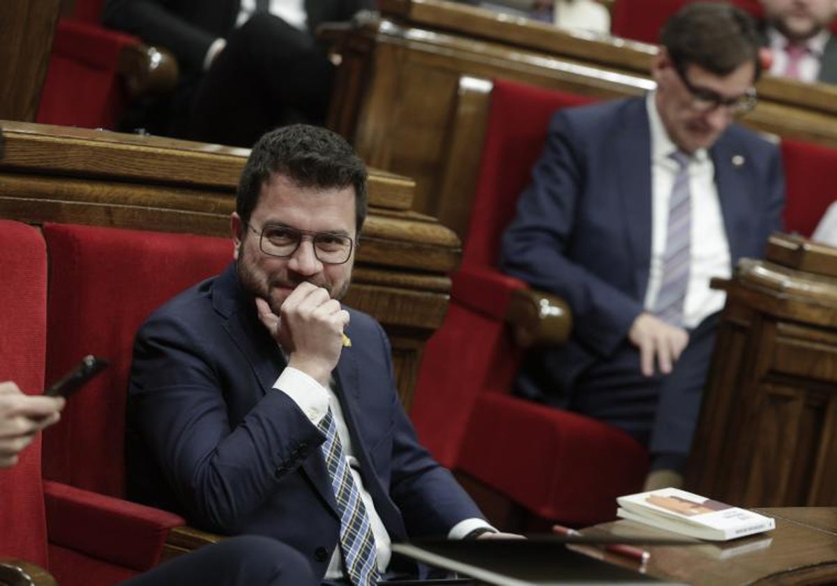 Pere Aragonès, hoy, en el Parlamento de Cataluña, con Salvador Illa en segundo plano