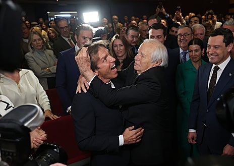 Imagen secundaria 1 - Toda una vida sin acercarse, de reivindicaciones y desplantes, de juzgados, hasta que uno le dio la razón por el ADN a Manuel Díaz y el momento esperado ha llegado en el Rectorado de la Universidad de Córdoba de manera pública (antes en las redes sociales y en la intimidad). Abrazos y felicidad en el reencuentro de Manuel Díaz y su padre Manuel Benítez 'El Cordobés' 