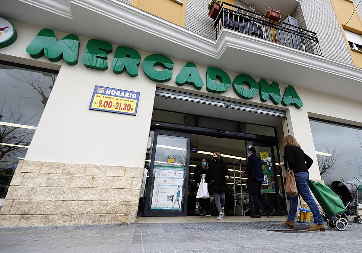 Una de las entradas al supermercado de Mercadona de Ronda de la Manca