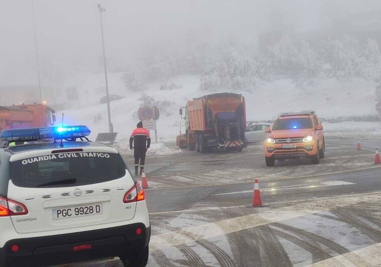 La Guardia Civil sancionará a los vehículos estacionados en el arcén de la vertiente segoviana de Navacerrada