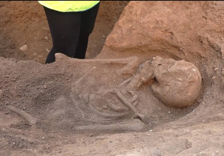 Hallan una tumba romana con un esqueleto del siglo V en unas obras en el centro de Barcelona