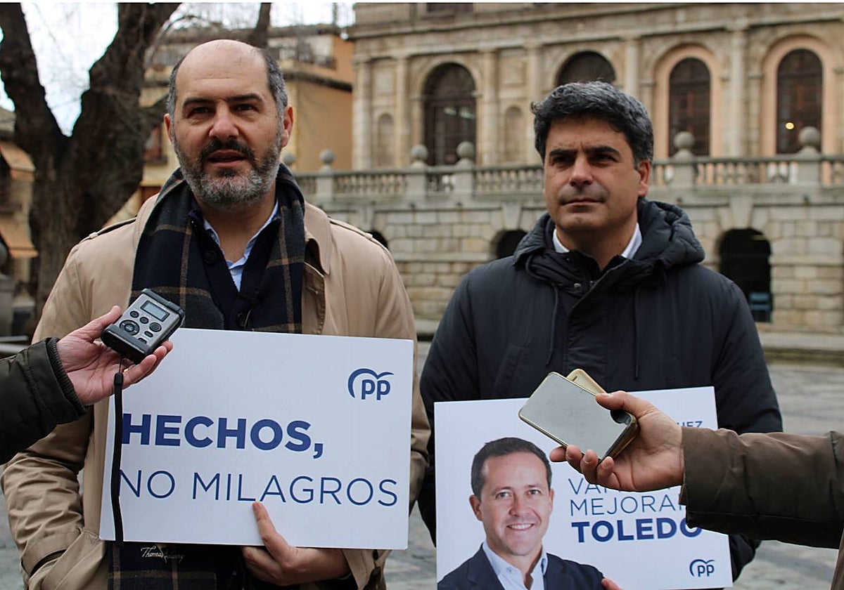 José Manuel Velasco y Juan José Alcalde con los carteles de la polémica