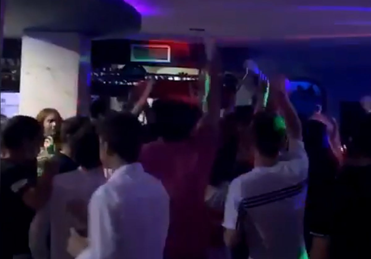 Jóvenes en un bar de copas