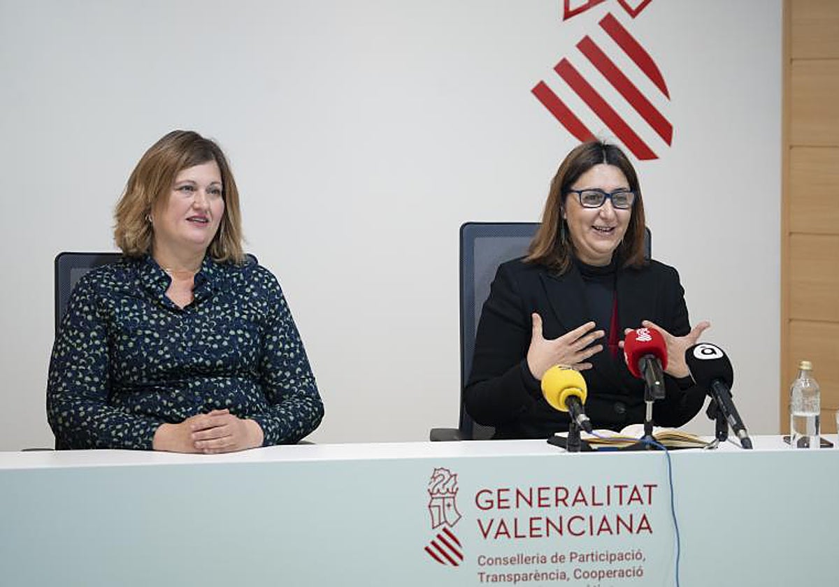 La investigadora de Fisabio Llúcia Martínez y la consellera de Calidad Democrática, Rosa Pérez Garijo, en Valencia