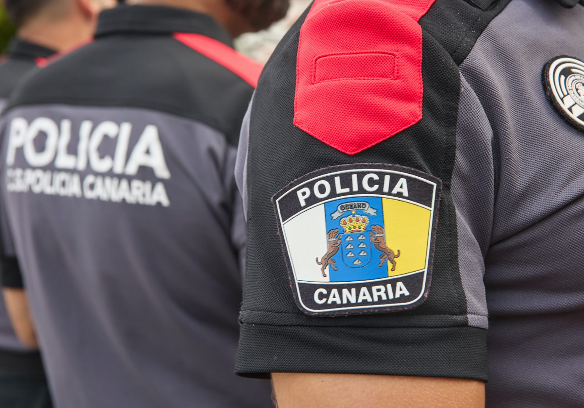 Agente uniformado de la Policía Canaria en foto de archivo